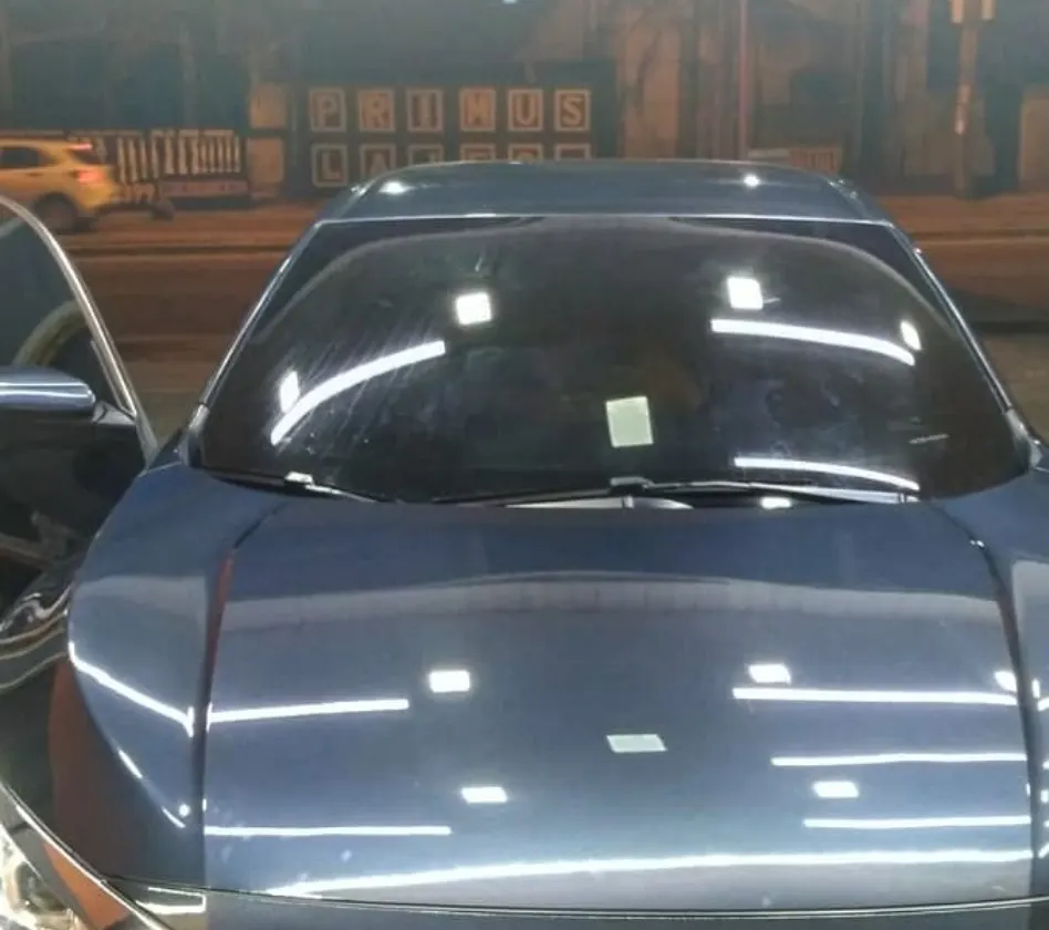 Carro com película aplicada no para-brisa, na loja da MBG Sound Film, em Santíssimo