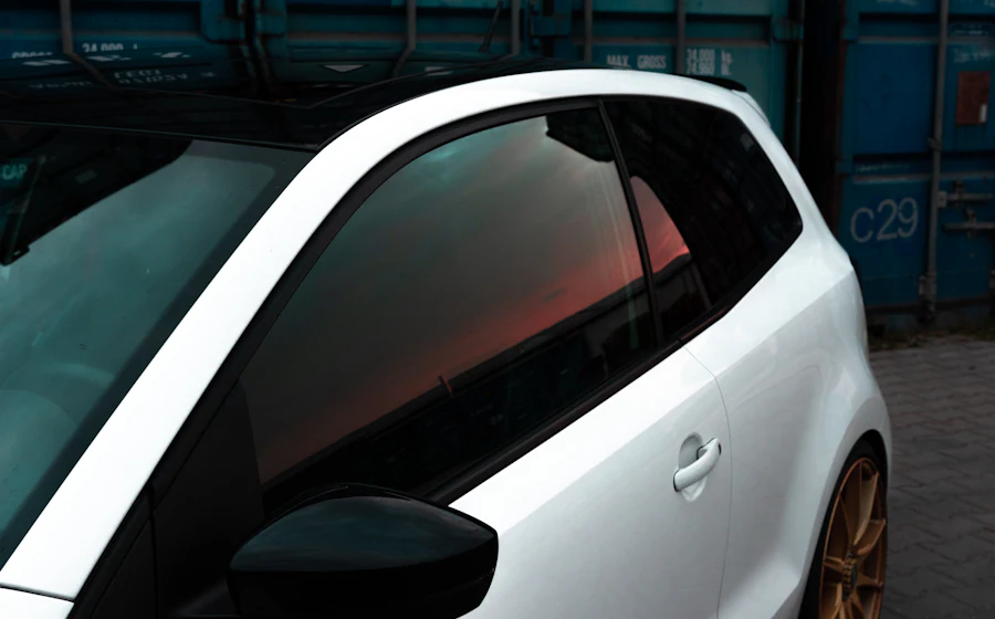 Carro branco com vidros laterais escurecidos por película